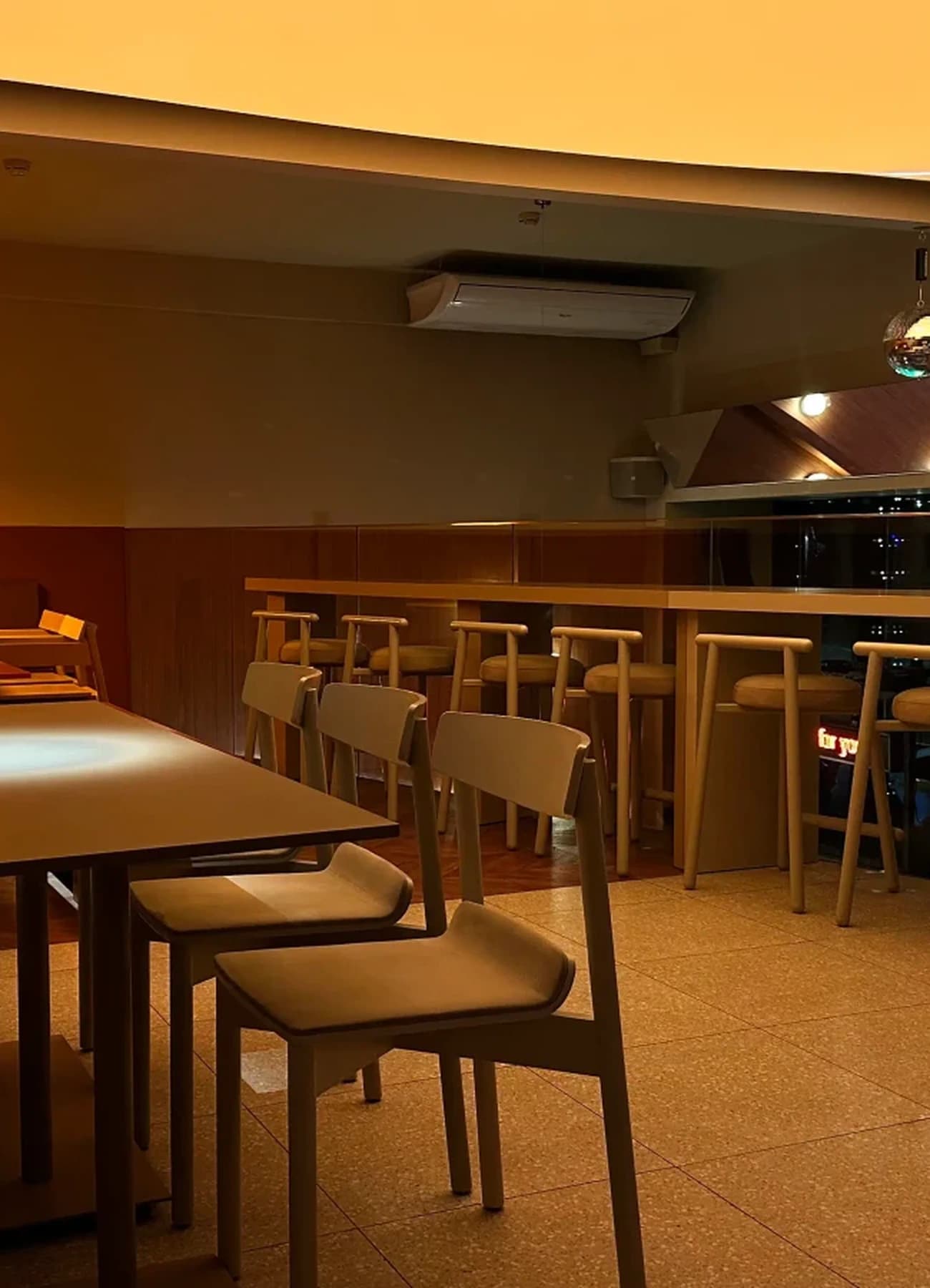 Барная зона с вечерним освещением и диско-шаром