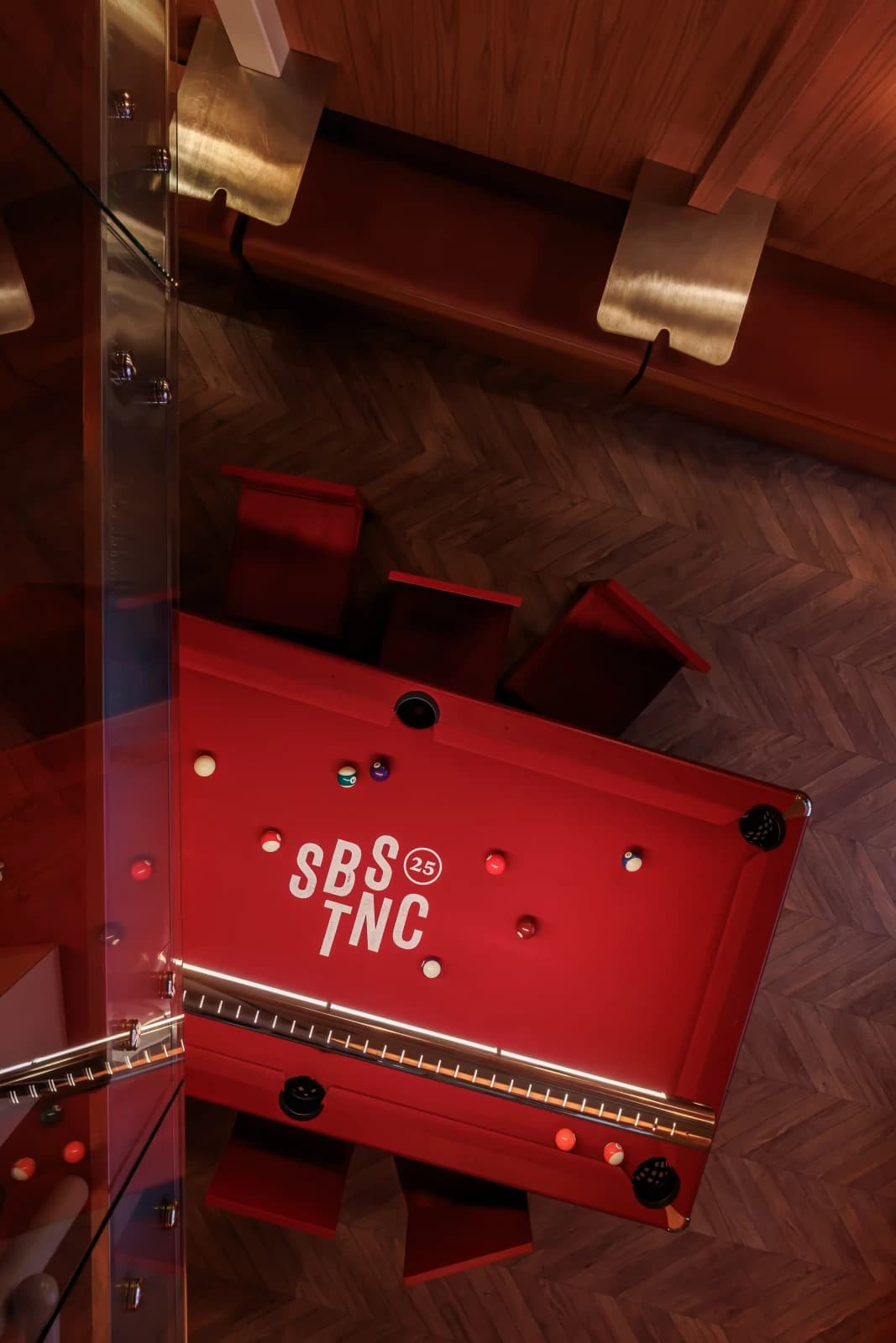 Красный бильярдный стол с логотипом SBSTNC