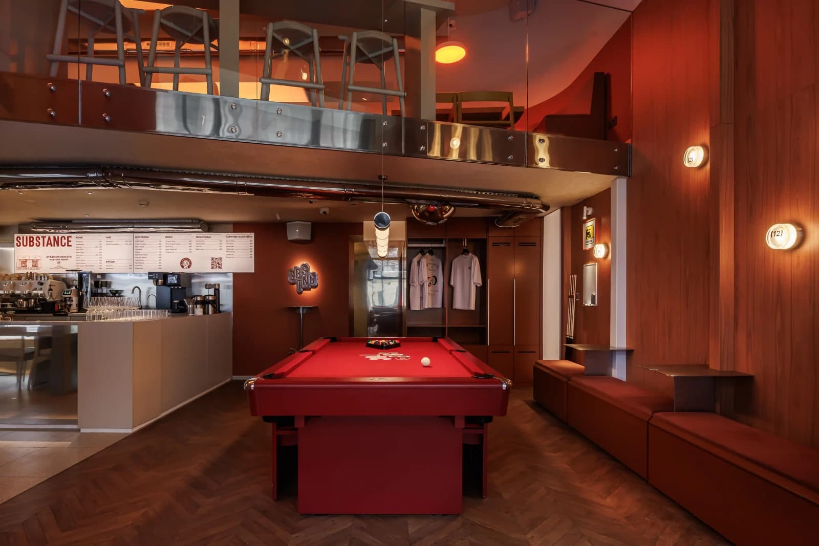 Общий вид зала с бильярдным столом и антресолью