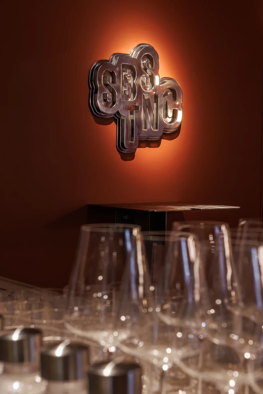 Вывеска Substance и бокалы