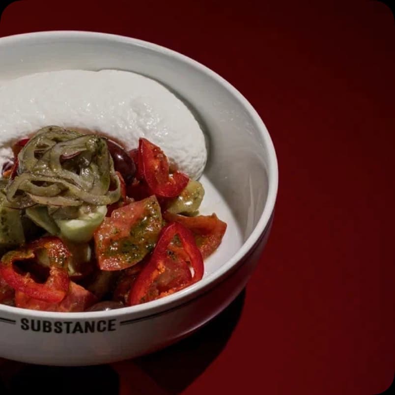 Буррата с томатами и песто в фирменной тарелке Substance