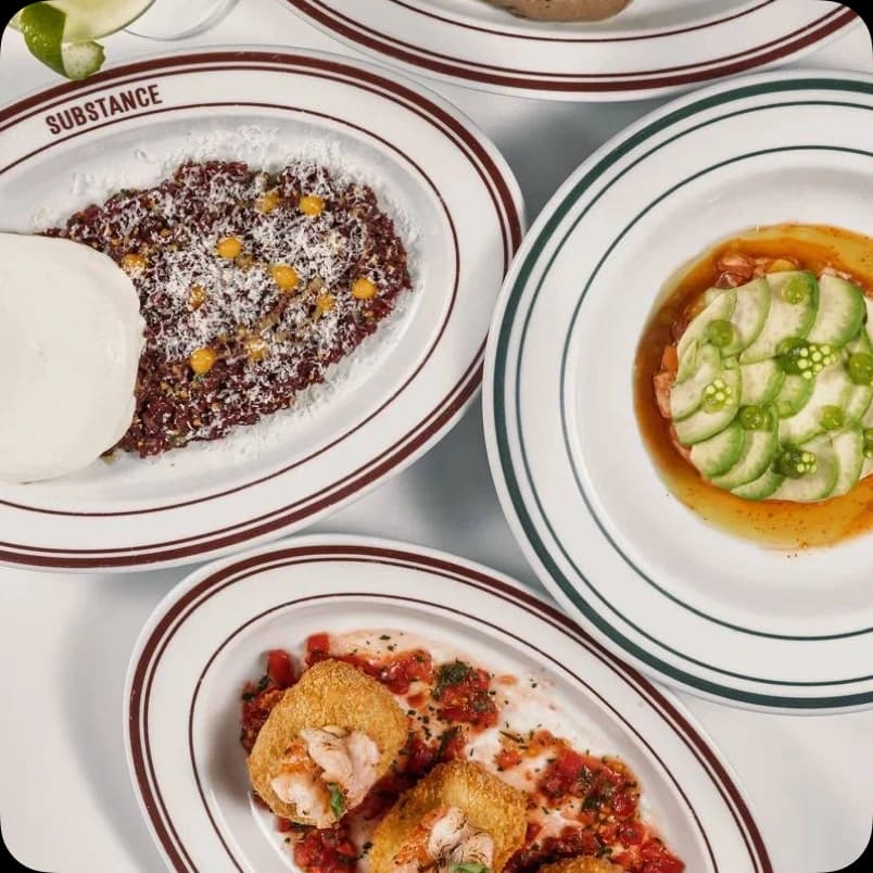 Ассорти блюд Substance: киноа, буррата, огурцы в соусе и круассаны