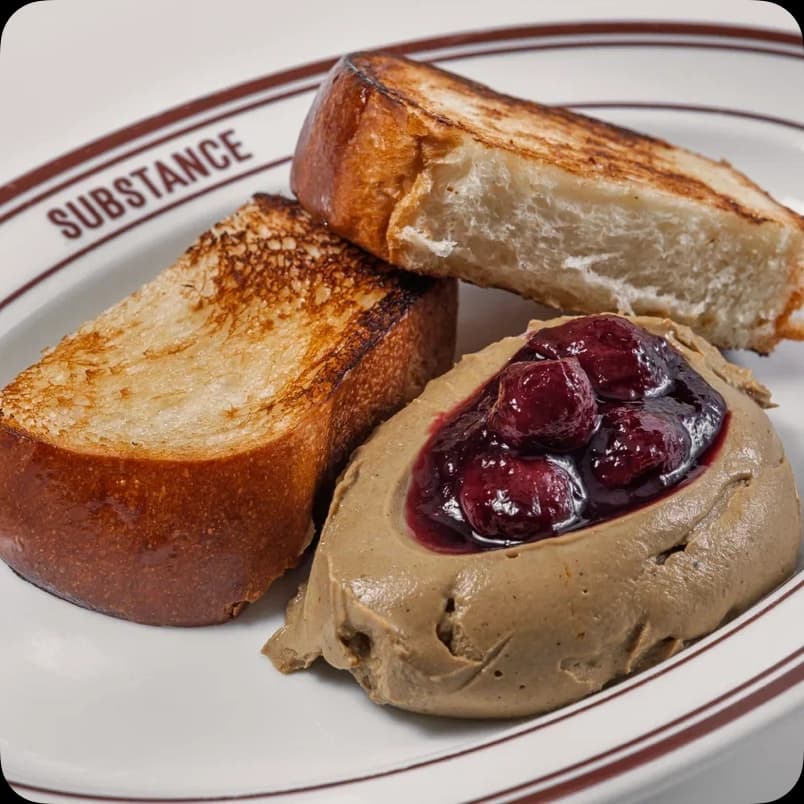 Французский тост с мороженым и вишнёвым соусом