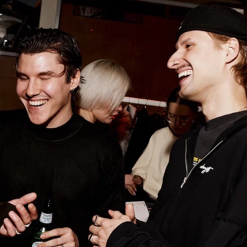 Двое парней смеются на вечеринке в Substance